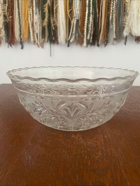 Anchor hocking vintage serving bowl in sandwich pattern